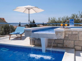 Villa Blue Sky - Three Bedroom Villa with Pool